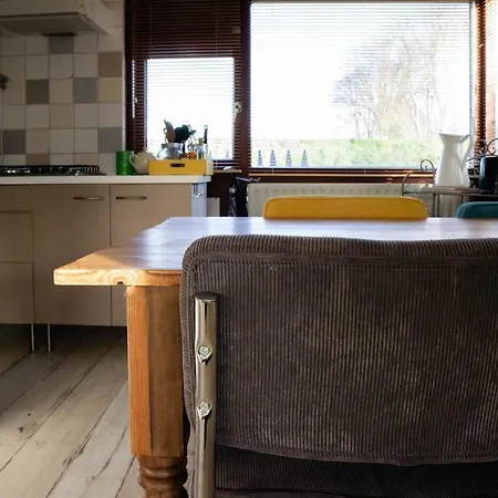 Gezellig Huisje Aan De Dijk In