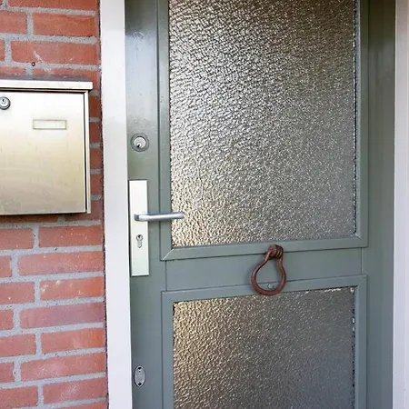 Gezellig Huisje Aan De Dijk In Warmenhuizen
