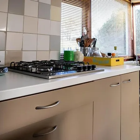 Gezellig Huisje Aan De Dijk In