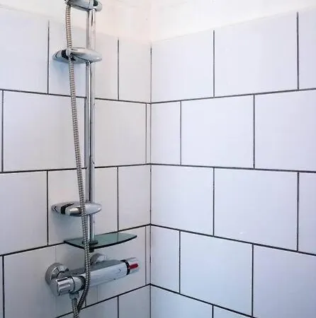 Gezellig Huisje Aan De Dijk In Warmenhuizen